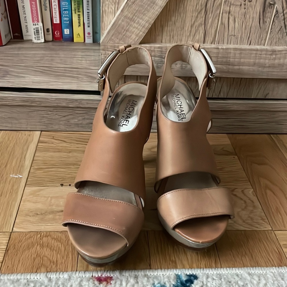 Like new women’s Michael Kors platform open toe pumps size 8